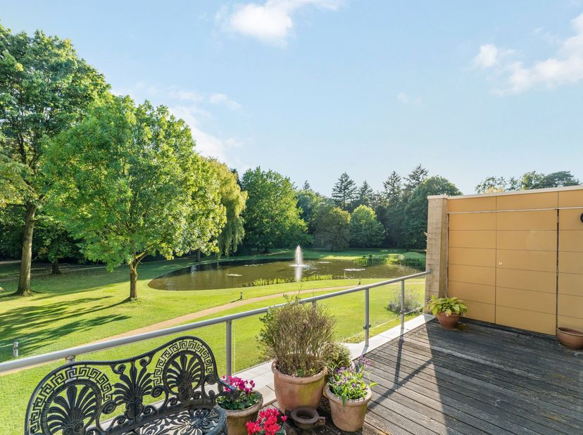 Ruim appartement van ca 208m² te koop in Residentie "De Dennen"  een oase van rust, luxe en natuur en gemak met een conciërge op het domein. Op de eer