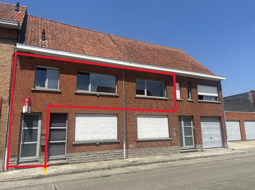Menen - Ruim appartement met 2 slaapkamers op 1ste verdiep te huur.Indeling:Wasplaats, 2 slaapkamers, apart toilet, badkamer en ruime living met open