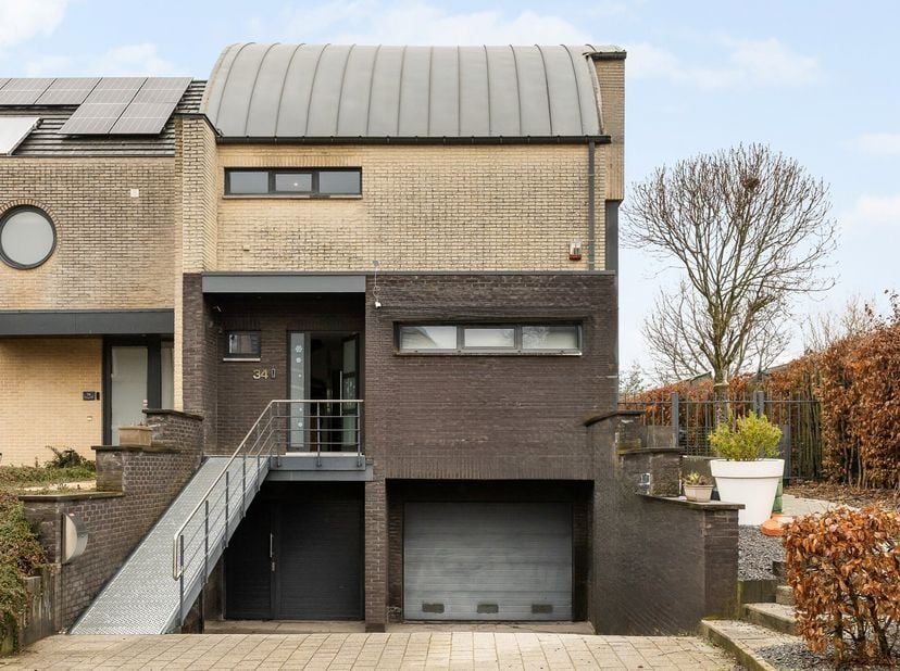 Voor meer info en fotos, surf naar www.swevers.be  Deze ruime bebouwing in de Krijtstraat 34 in Riemst biedt met haar bewoonbare oppervlakte van 352 m