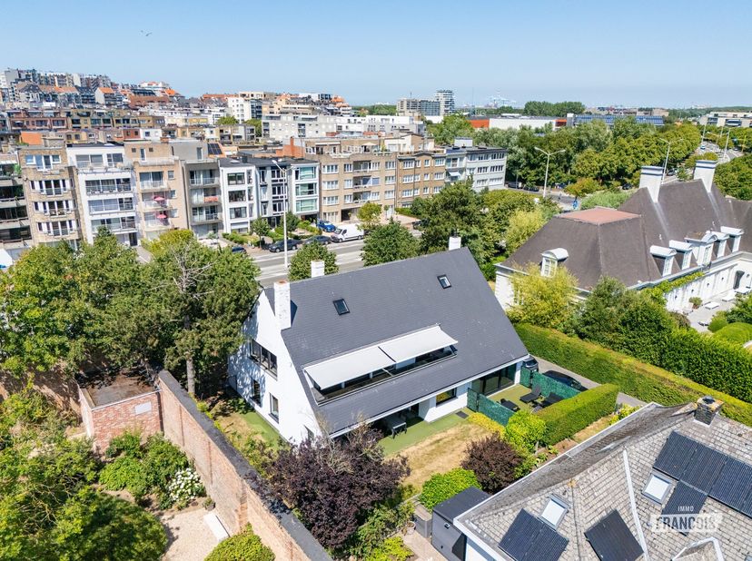Gelegen op een centrale en gegeerde locatie aan de Koning Albert I-laan 45 in Blankenberge, vinden we deze verzorgde meergezinswoning met twee volwaar