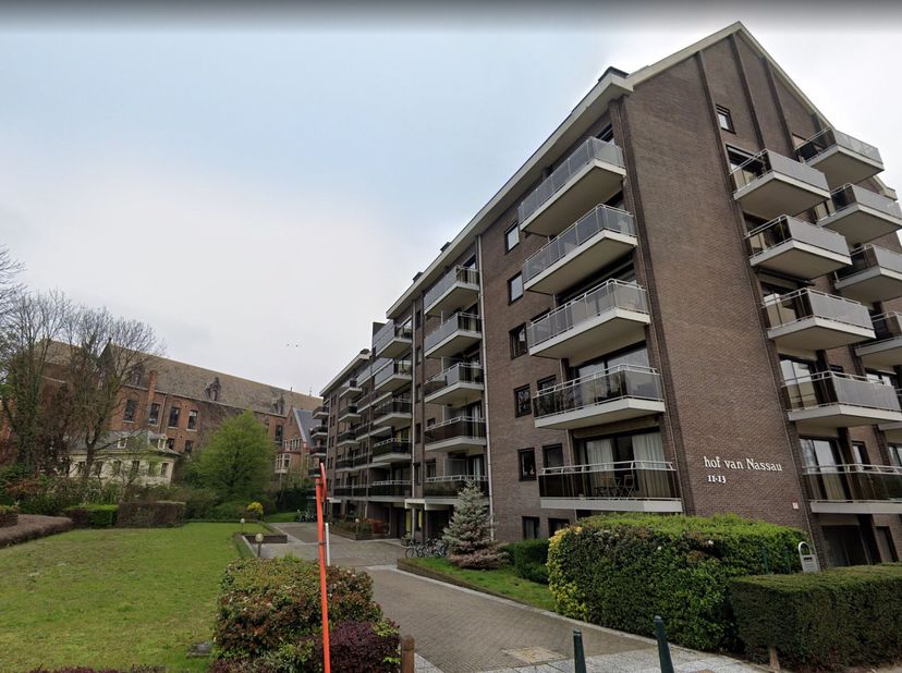Het is gezellig wonen in het Hof van Nassau, gelegen aan de rand van Mechelen centrum.<br />
U heeft er een mooi uitzicht op een groene omgeving en u