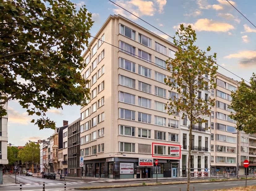 Recent gerenoveerd Appartement (84m²) voorzien van 2 slaapkamers en terras gelegen op een steenworp van de Grote Markt in Antwerpen<br />
Omschrijving