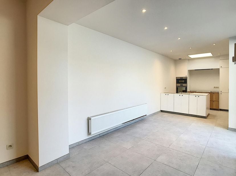 Dit verzorgde en instapklare gelijkvloerse appartement biedt alle comfort voor wie op zoek is naar een aangename woonplek in Ieper. Dankzij de moderne