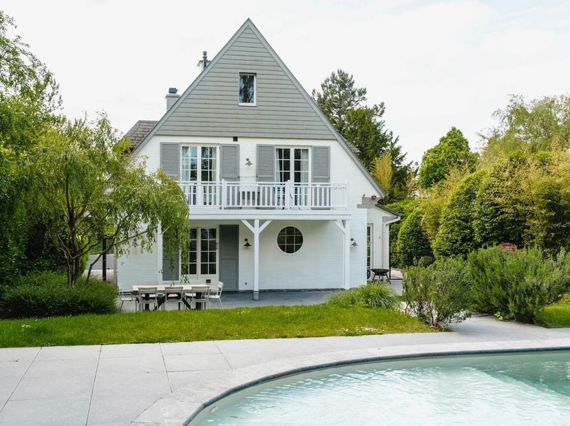 Vlak bij het Zoniënwoud, in een rustige en groene omgeving, biedt deze charmante gemeubelde villa met een bruto-oppervlakte volgens EPC van ± 414 m² e