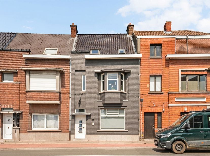 Bent u op zoek naar een ruime gezinswoning met tal van mogelijkheden? Dan is deze karaktervolle woning in Deinze zeker een bezoek waard.<br />
<br />