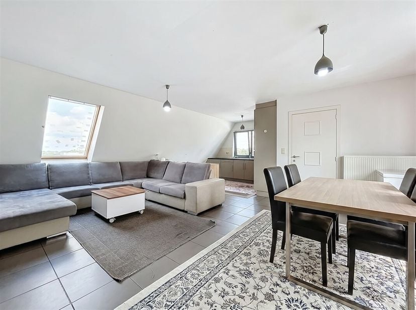 BEZOEKMOMENT op zaterdag 4 juli reservatie via SMS 0470/30.20.10<br />
LIGGING: <br />
Dit bijzonder ruime appartement geniet van een rustige ligging