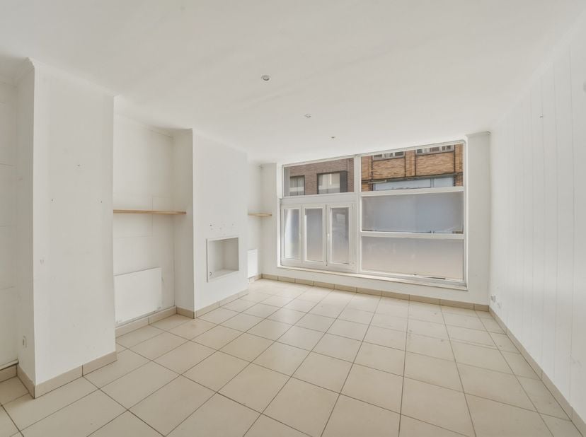 Op zoek naar een betaalbaar appartement met potentieel? Dit gelijkvloers appartement bevindt zich in het bruisende centrum van Oostende, op wandelafst