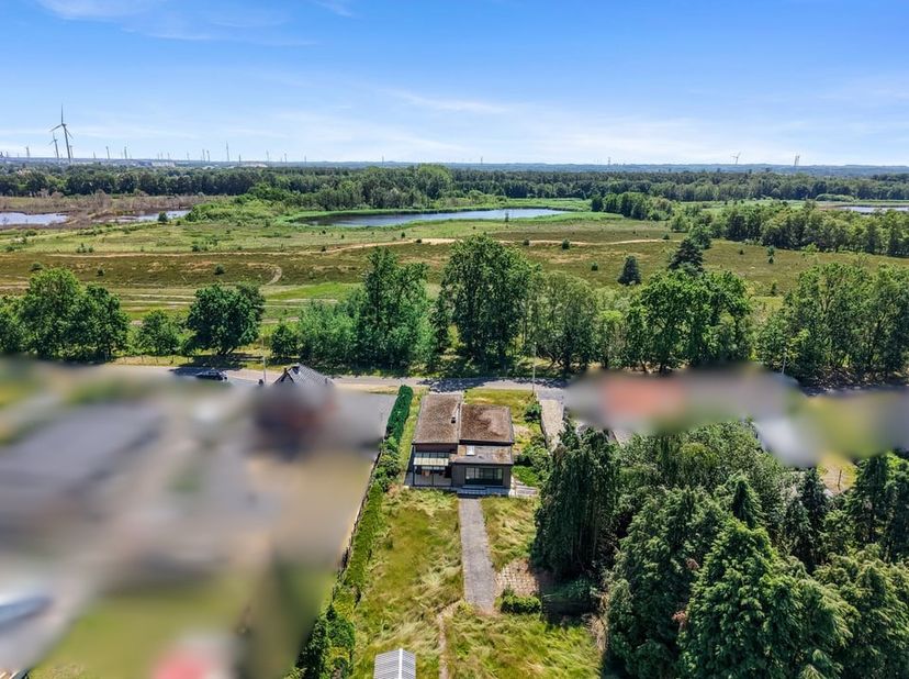 Deze open bebouwing, gelegen aan Dilikensweier 28 in Genk, werd gebouwd in 1968 en beschikt over een bewoonbare oppervlakte van 158 m². De woning bied