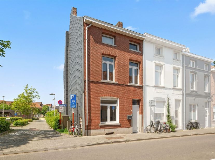 Cette maison est située à côté d'un parking (centre communautaire) et n'a donc qu'une seule maison voisine sur la droite. Le côté gauche est très bien