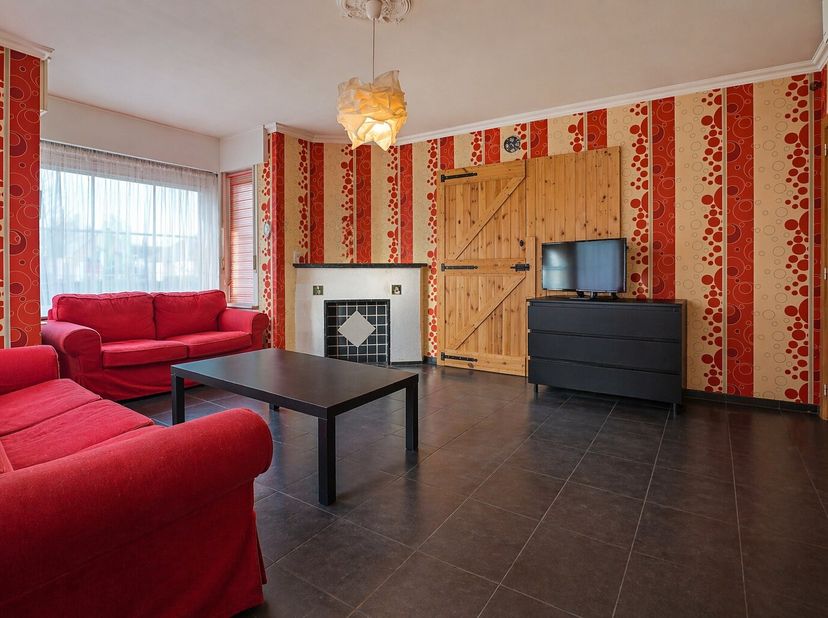 Alleenstaande woning met veel potentieel op een perceel van 655 m² te Houthulst<br />
In een rustige, groene omgeving bevindt zich deze alleenstaande