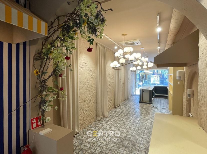 INDELING:<br />
Gelijkvloers&amp;nbsp;(± 105m²): inkom met winkelruimten (± 87,50m²)&amp;nbsp;en koer (17,50m²)<br />
Eerste verdieping&amp;nbsp;(± 60m²): bijkome