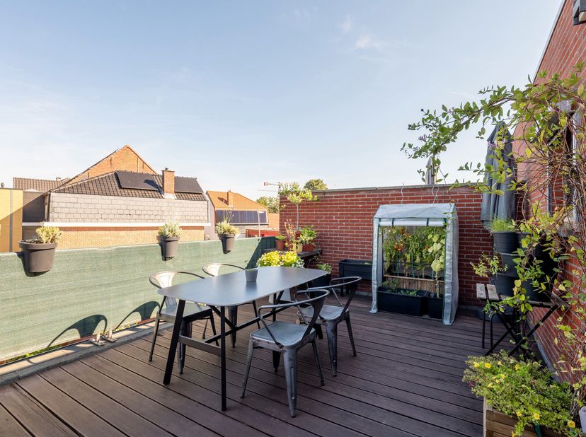 Instapklaar appartement met 2 ruime slaapkamers, autostaanplaats, private kelderberging en zonnig terras van ca. 21 m² op wandelafstand van het centru