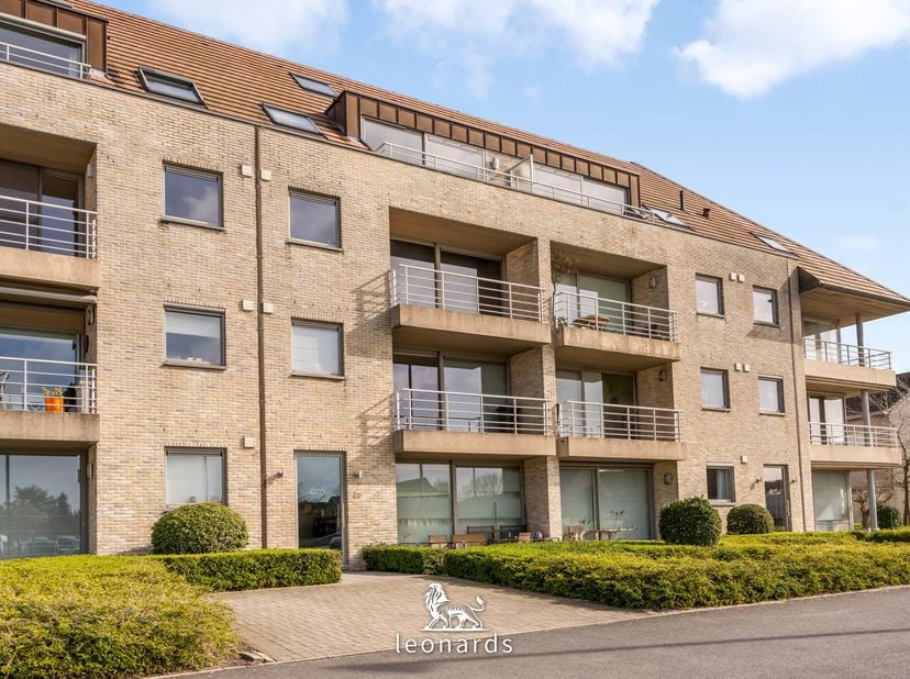 Appartement op een toplocatie in Anzegem dichtbij invalswegen en winkels. Het appartement begeeft zich op de tweede verdieping en heeft een mooi open
