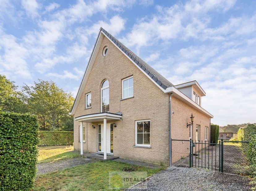 Huis te koop in De Roosen 90,
                    3910 Neerpelt