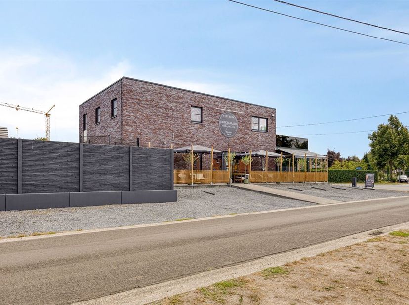 TE KOOP: Modern handelshuis met eindeloze mogelijkheden in Koersel!<br />
Droomt u van een eigen zaak op een zichtlocatie met sterke bereikbaarheid én