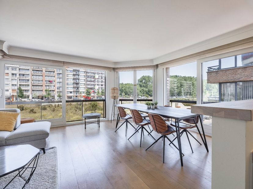 Dit instapklare hoekappartement op de tweede verdieping combineert een aangename woonbeleving met een centrale ligging op wandelafstand van de zee. Da