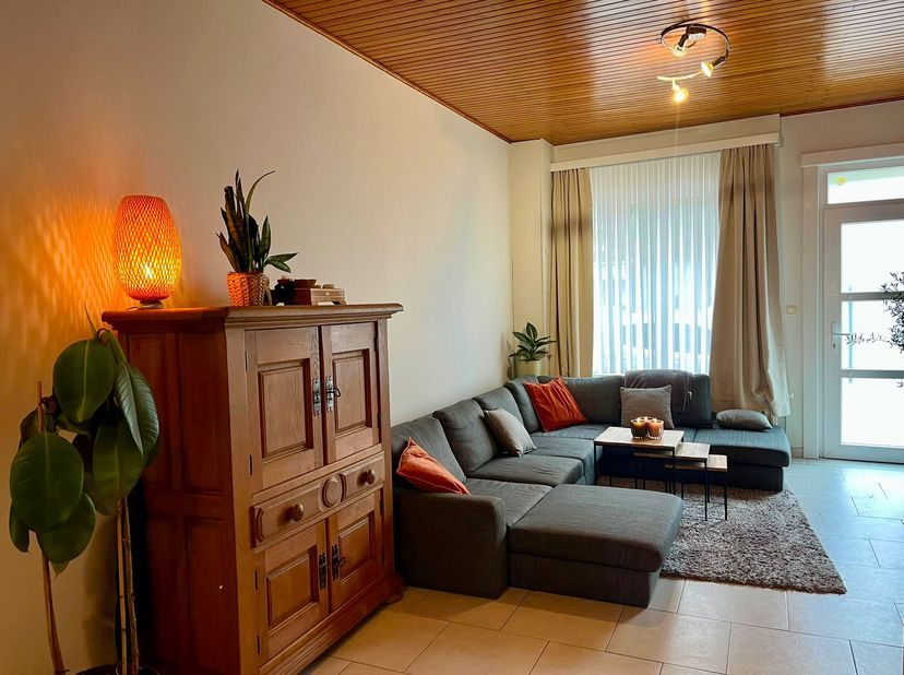 Ontdek deze woning met 4 slaapkamers, 1 badkamer, en 1 dressing/potentiële 2de badkamer, met een bewoonbare oppervlakte van 169m². De woning is volled