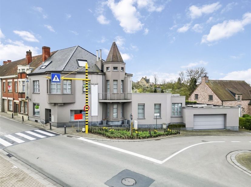 Welkom in deze prachtige woning in het hart van Anzegem. Met een royale bewoonbare oppervlakte van 336m² op een perceel van 544m² biedt deze woning co