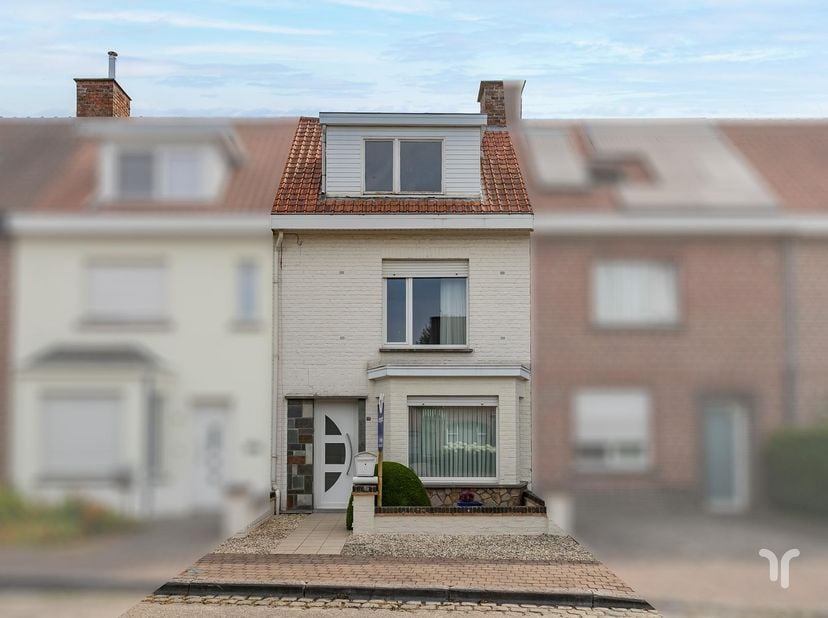 Verzorgde, op te frissen, rijwoning op centrale ligging met 3 slaapkamers en een ruime garage/werkplaats (50 m²) en uitweg.<br />
<br />
STARTPRIJS: