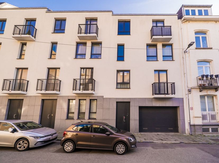 Mooi, lichtrijk, recent en gemeubeld 2 slaapkamer duplex appartement op de 2de &amp; 3de verdieping (zonder lift), gelegen op een super goede locatie in e