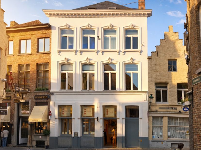 Een nieuwe zaak starten of je topzaak verhuizen naar een comfortabelere setting en/of beter locatie? <br />
Ontdek dit prachtig neoclassistisch herenh