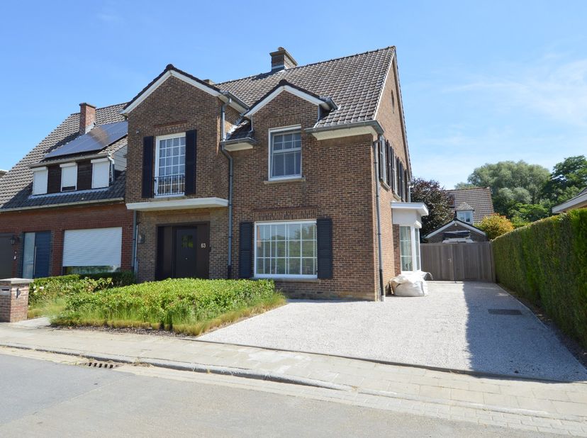 Deze charmante woning is gelegen in Wevelgem en is ideaal gelegen in een rustige buurt en biedt toch gemakkelijke toegang tot alle voorzieningen zoals