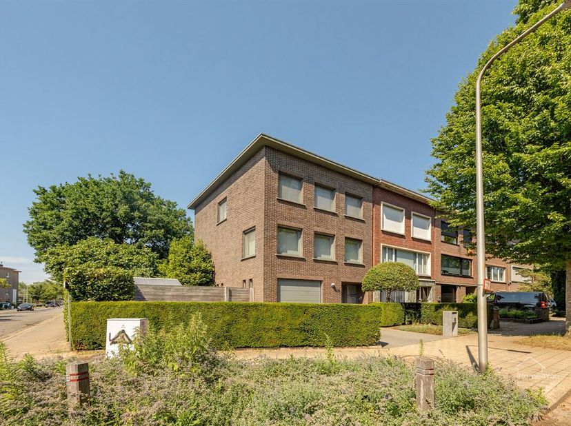 Ruime halfopen bebouwing op toplocatie in Buizegem (Edegem)<br />
Welkom in deze charmante halfopen bebouwing gelegen aan Romeinse Put 70 in Edegem, o