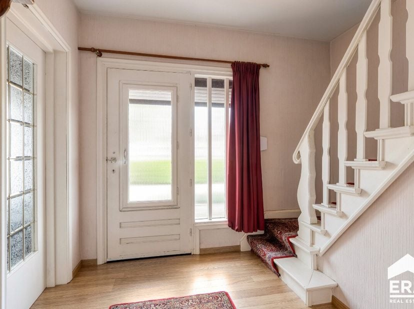 Rustig gelegen woning met 3 slaapkamers nabij winkels, scholen, openbaar vervoer en sport- en recreatiefaciliteiten. Bovendien zijn de invalswegen ric