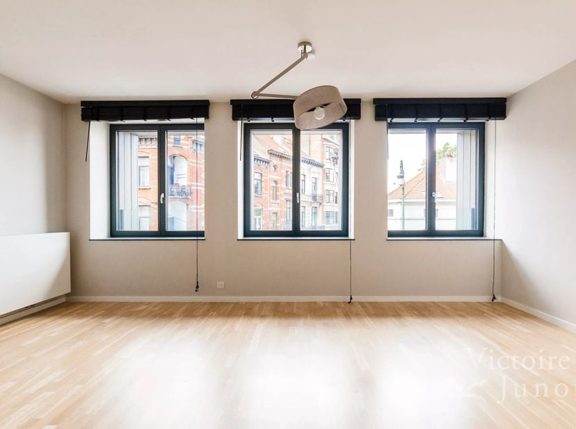 Ontdek dit prachtige appartement van 94 m², gelegen in het levendige Châtelain in Saint-Gilles. Het appartement bestaat uit twee ruime slaapkamers en