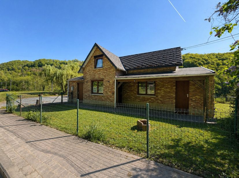 REZ DE CHAUSSÉE de ±84m² :<br />
- Hall d'entrée de ±3m² sur carrelage,<br />
- Salle à manger de ±19m² sur carrelage,<br />
- Salon de ±16m² sur carr