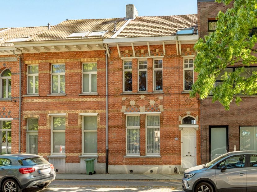 Charmante stadswoning, te renoveren maar met veel potentieel! Authentieke elementen, 5 slaapkamers en een zuidgerichte tuin met veel privacy. Dit op s
