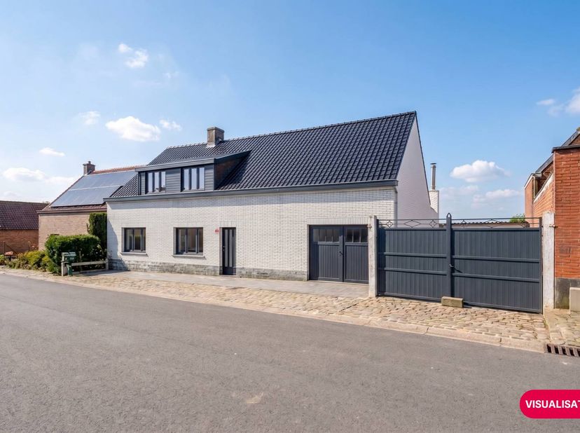 Bent u op zoek naar een ruim huis te koop met veel potentieel en een zeer groot perceel? Deze solide woning aan de Valkenstraat 56 in Brakel biedt u d