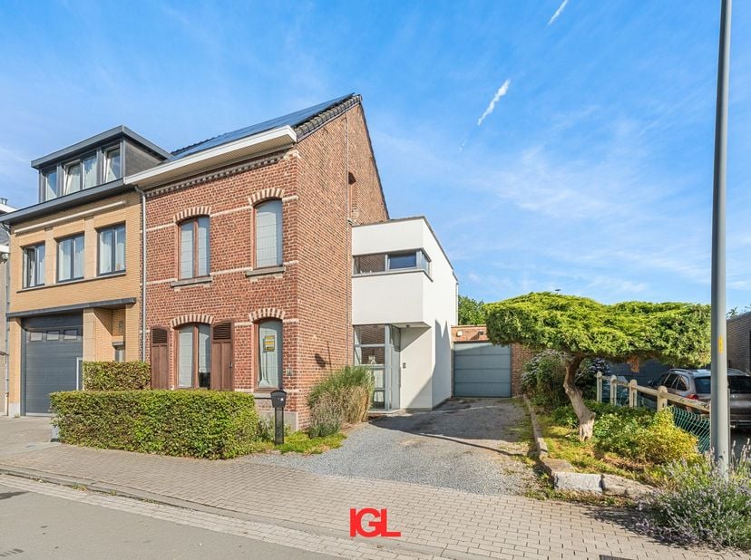 Immo Groot Leeuw stelt u deze ruime en gerenoveerde halfopen bebouwing voor, ideaal gelegen in het hart van Sint-Pieters-Leeuw.<br />
<br />
De woning