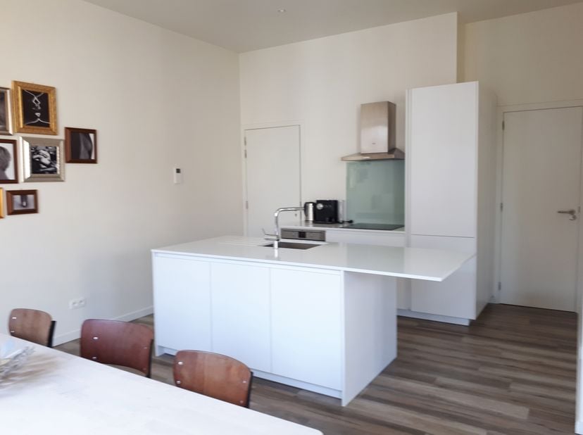 Prachtig gemeubeld appartement, beschikbaar vanaf 1 december 2024. Dit moderne appartement, afgewerkt met hoogwaardige materialen, is ideaal gelegen i