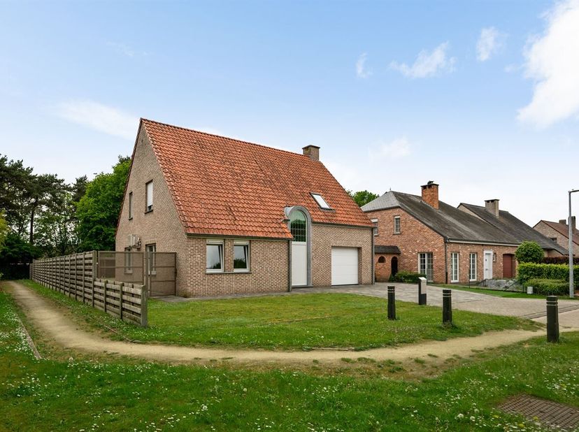 Ruime instapklare woning met hernieuwbare energie op ca. 820m²<br />
Rustig gelegen te Zoerle-Parwijs met alle faciliteiten in de directe omgeving. Te