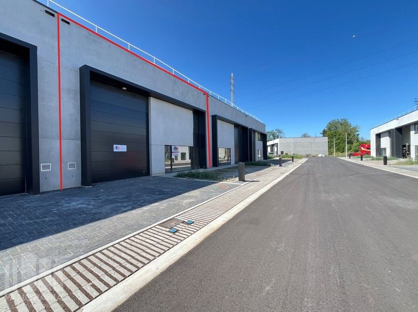 Fantastisch gelegen nieuwbouw&amp;nbsp;KMO-unit, met zeer vlotte bereikbaarheid. Deze casco unit bevindt zich op een strategische locatie, op slechts 2,5