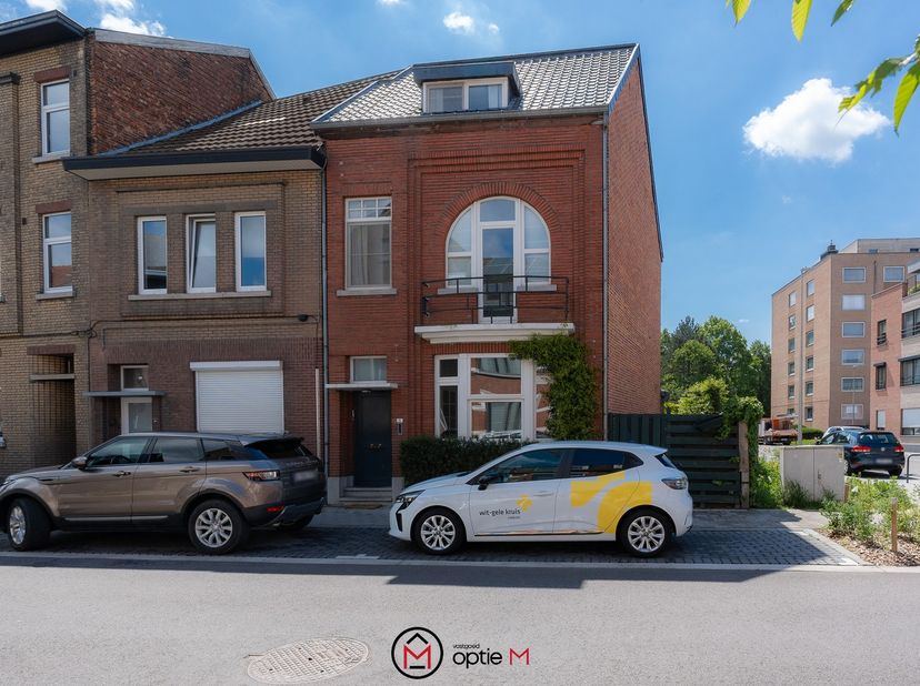 Deze charmante halfopen woning is gelegen aan de Oude Luikerbaan 19 in Hasselt, in een rustige straat op wandelafstand van de kleine ring en het centr