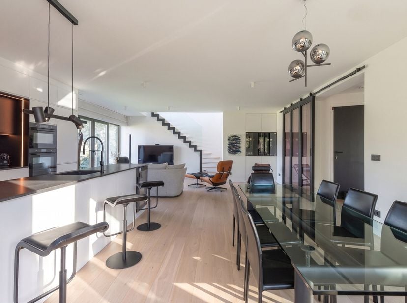 Situé à Wemmel, dans un environnement verdoyant à proximité immédiate de Bruxelles, ce penthouse de ±123 m² PEB occupe le dernier étage dune petite co