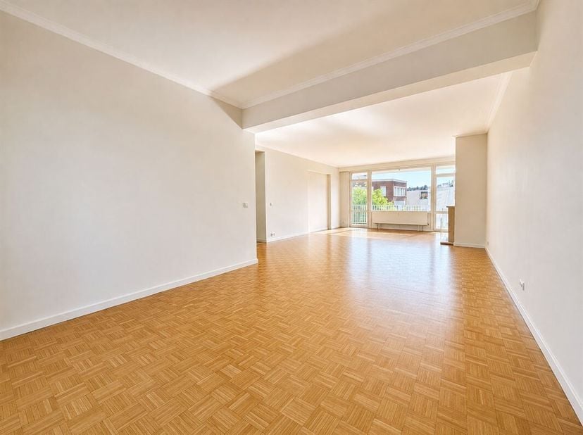 Gelegen aan de Square du Vieux Tilleul 1, vlak bij het Bois de la Cambre en in een gewilde woonwijk, ligt dit prachtige, ongemeubileerde appartement m