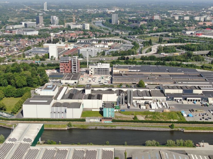 Deze logistieke site in Zwijnaarde biedt je de ruimte om operationele processen optimaal in te richten op een totale oppervlakte van 102.600 m². De lo