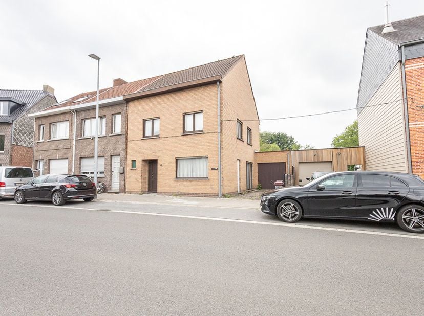 HALFOPEN WONING IN CENTRUM SCHOTEN -<br />
Op een uitstekende locatie in het centrum van Schoten bevindt zich deze halfopen bebouwing op een ruim perc
