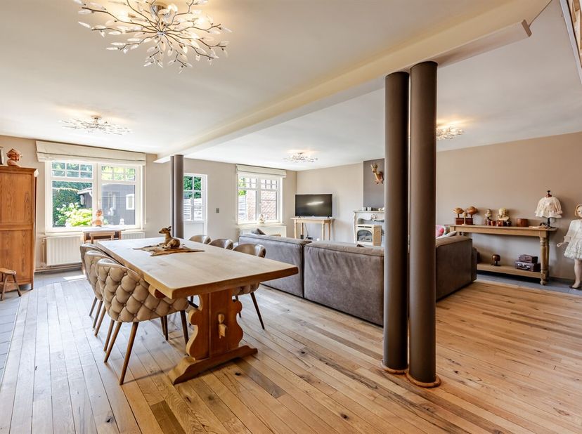 Bent u op zoek naar een instapklare woning waar charme, ruimte en een rustige ligging hand in hand gaan? Dan is deze karaktervolle woning ongetwijfeld