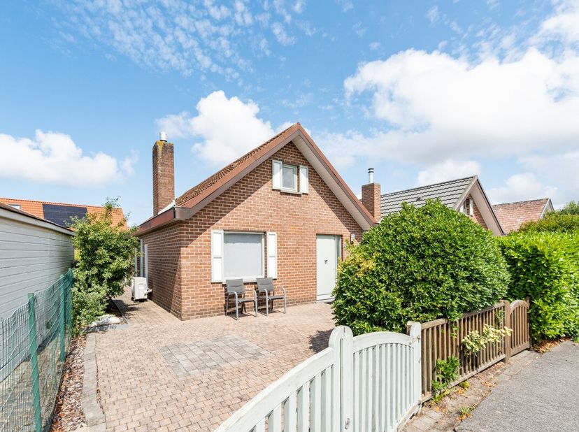 Oostduinkerke : maison de vacances rénovée à vendre.Dans le paisible domaine de vacances Peerdehoek à Oostduinkerke, une maison de vacances entièremen