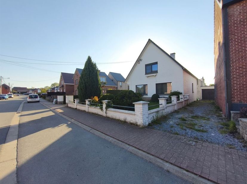 Jolie maison 4 façades située dans le village de Guignies, en retrait de la route, sur un terrain de 810 m², avec garage extérieur, dépendance et beau