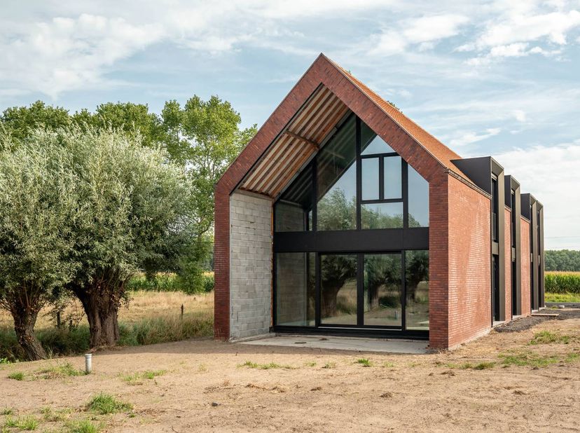 Deze buitengewone nieuwbouw villa, dat uitermate gunstig in de serene landelijke omgeving van Moerkerke (Damme) gelegen is, biedt een zeldzame kans om