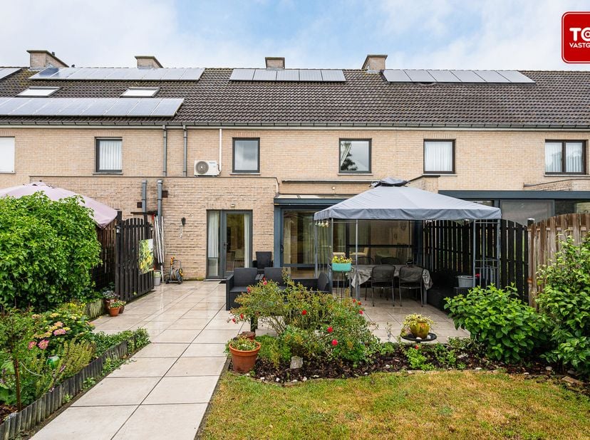 Deze instapklare en energiezuinige woning is rustig gelegen in een aangename straat nabij het centrum van Eeklo. <br />
Dankzij de vlotte verbinding e