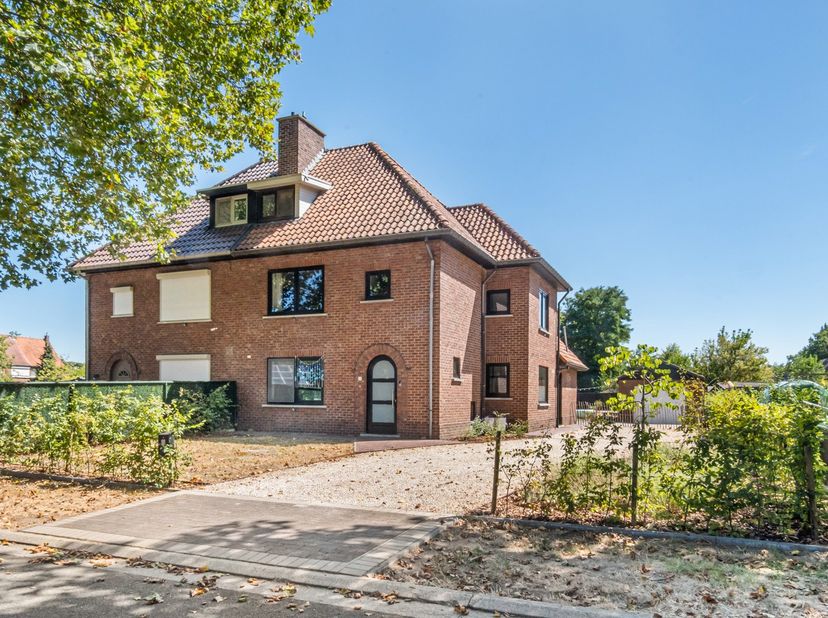 Welkom op de Kersenlaan 14 in Maasmechelen.<br />
<br />
Bent u op zoek naar een ruime gezinswoning met een grote tuin, gelegen in een rustige en aang