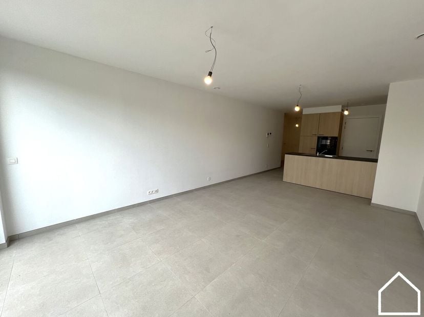 Aan de rand van het centrum van Ieper bevindt zich dit stijlvolle nieuwbouwappartement met twee slaapkamers. Dankzij de vlotte bereikbaarheid, de nabi