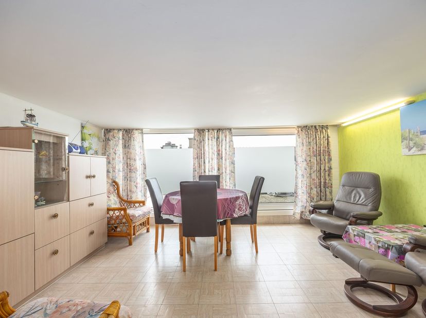 Centraal gelegen dakappartement met zeer ruim en zonnig dakterras (18 m²) en zijdelings zeezicht.  De plafondhoogte is beperkt tot 1.90 m hoog. Het ap