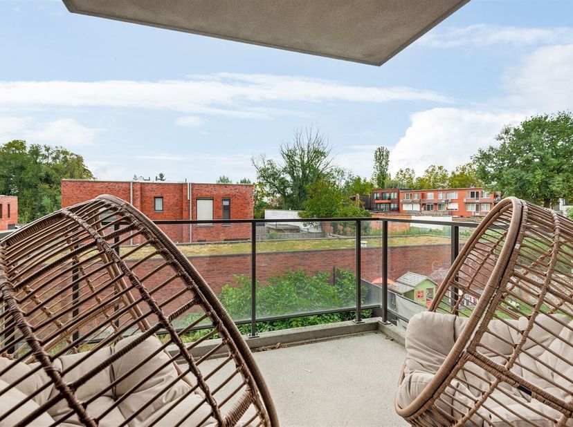 Ligging: Dit recent appartement is gelegen in de Hollebeekstraat in Hoboken, een rustige en aangename buurt met vlotte verbinding naar het centrum van